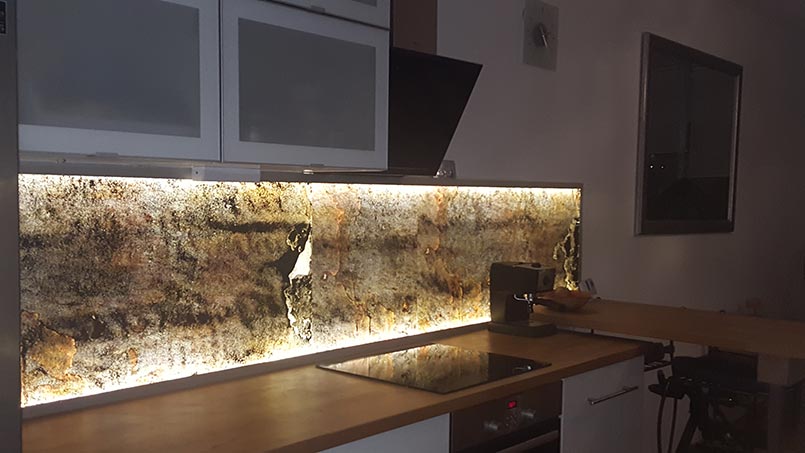 atvilagithato ko falburkolat konyhaba