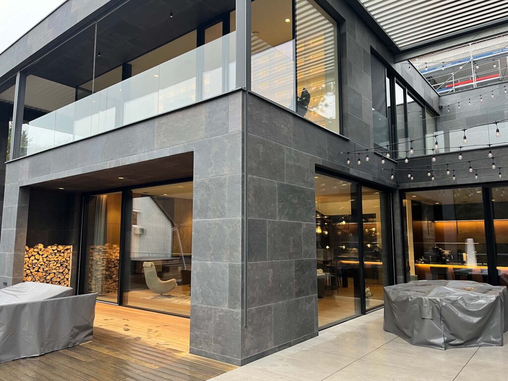 Slate Design homlokzat vékony kőburkolat