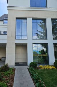 White homokkő kőfurnér homlokzatburkolat elegáns budapesti családi házon