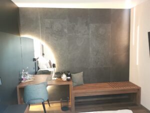 Referenciák Luxury Room Esztergom – Black csillámpala 4